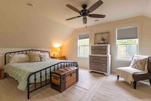 5 bedrooms, iron/ironing board, travel cot, free WiFi - Little Dutch House - 100 Yr Old Restored Farmhouse (Pictou)