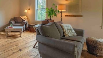 Smart TV, fireplace, video games, table tennis