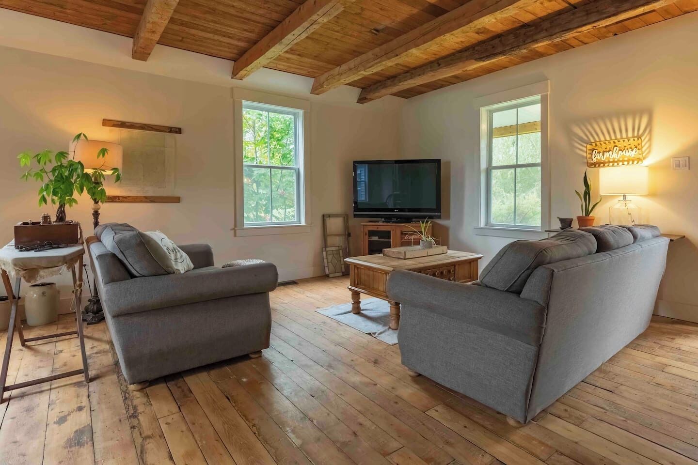 TV connectée, cheminée, jeux vidéo, table de tennis de table