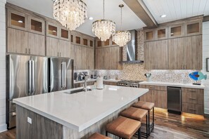 Geladeira, micro-ondas, fogão, cooktop