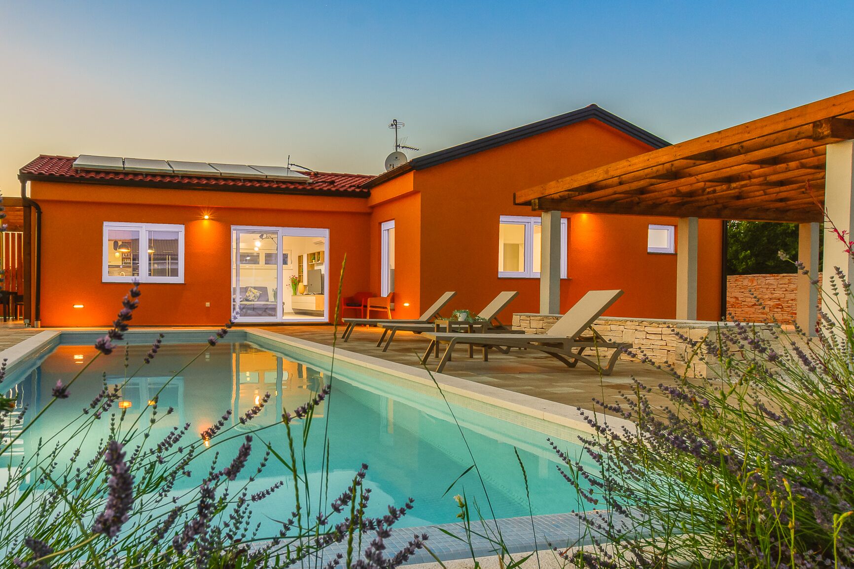 Lämmitetty uima-allas