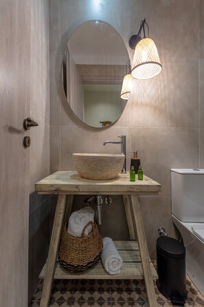 シャワー、ヘアドライヤー、タオル、石鹸