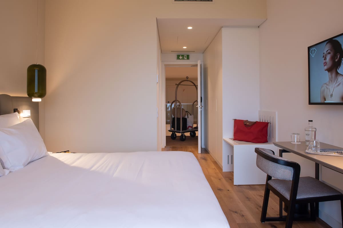 1 bedroom, in-room safe, desk, soundproofing