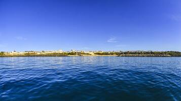 Ranta lähistöllä, valkoista hiekkaa