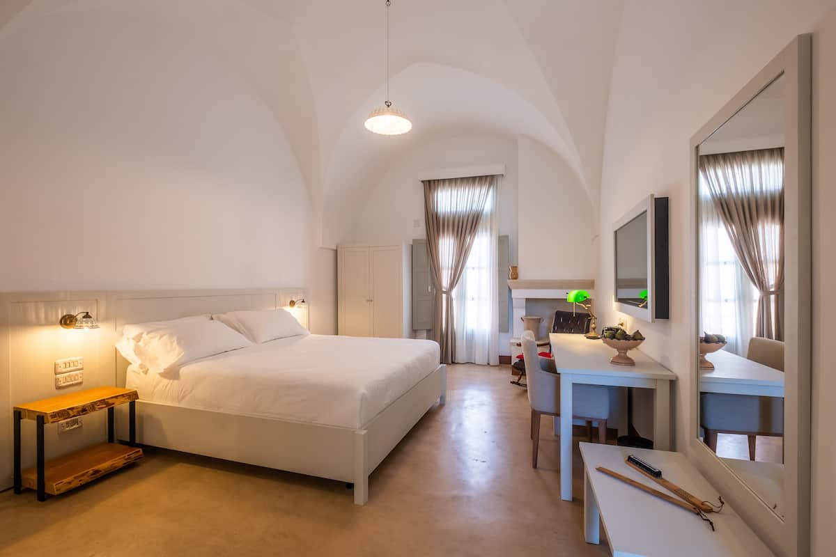 Habitación clásica | Ropa de cama de alta calidad, minibar, caja fuerte