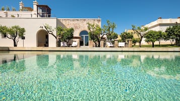 Piscine extérieure, parasols de plage, chaises longues