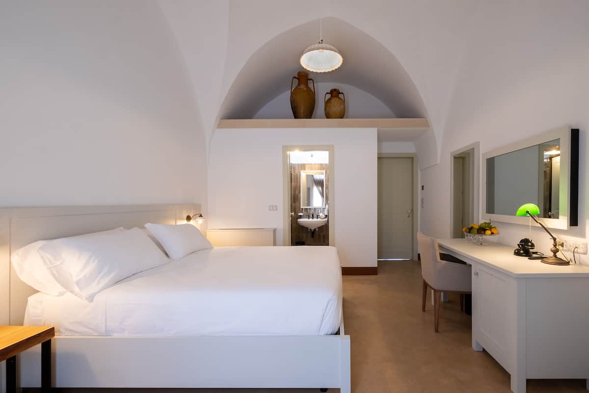 Habitación clásica | Ropa de cama de alta calidad, minibar, caja fuerte