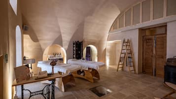 Couples treatment rooms, sauna, hot tub, steam room, Turkish bath