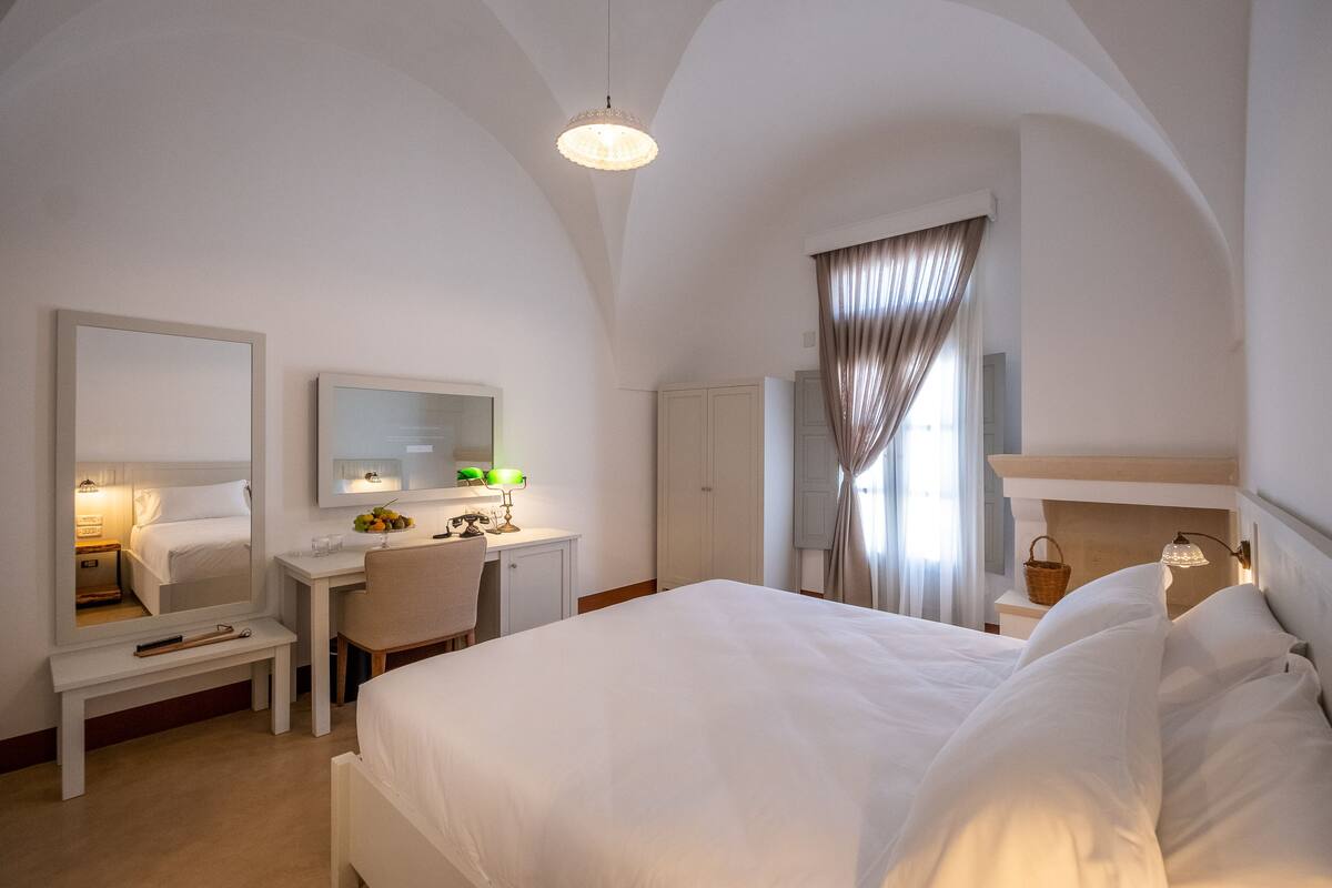 Ropa de cama de alta calidad, minibar, caja fuerte