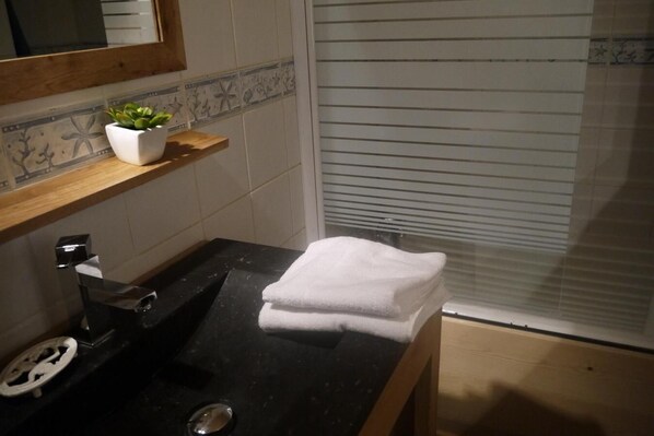 Bathroom - 10m from ski slopes, 3rd floor, view ski slopes, balcony, parking, tv, 32m², Méribel-Mottaret (Méribel - Les Allues)