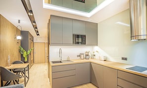 Suite studio Deluxe | Cuisinette privée | Réfrigérateur grande capacité avec congélateur, four à micro-ondes