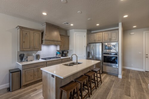 Pet-Friendly 4BR + Loft - Sleeps 16 w/ En Suites