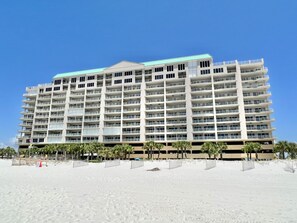 Ein mehrstöckiges Hotel mit flachem Dach und vielen Balkonen.