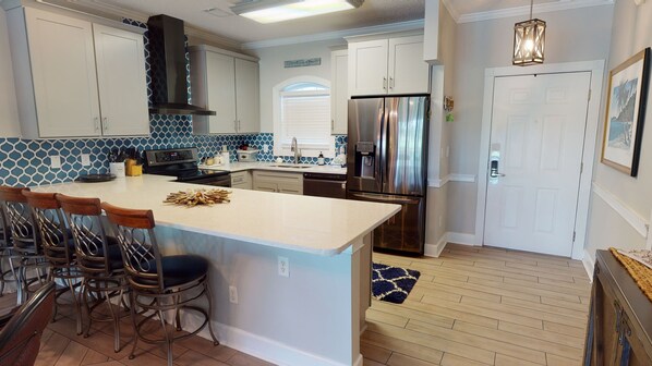 Réfrigérateur, micro-ondes, cafetière/bouilloire, tables à manger