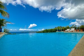 An infinity pool - Sea-view villa with infinity pool – sleeps 6 (Le Diamant)