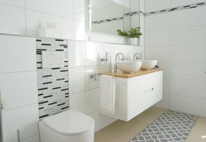 Tina, secadora de cabello, toallas, jabón 