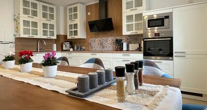 "My Apartment" Flowers with fireplace for up to 10 people