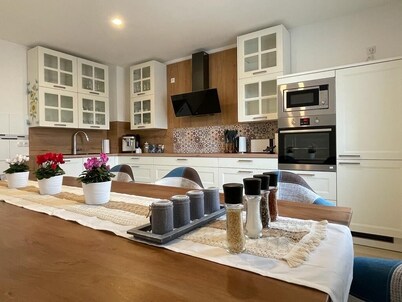 "My Apartment" Flowers with fireplace for up to 10 people