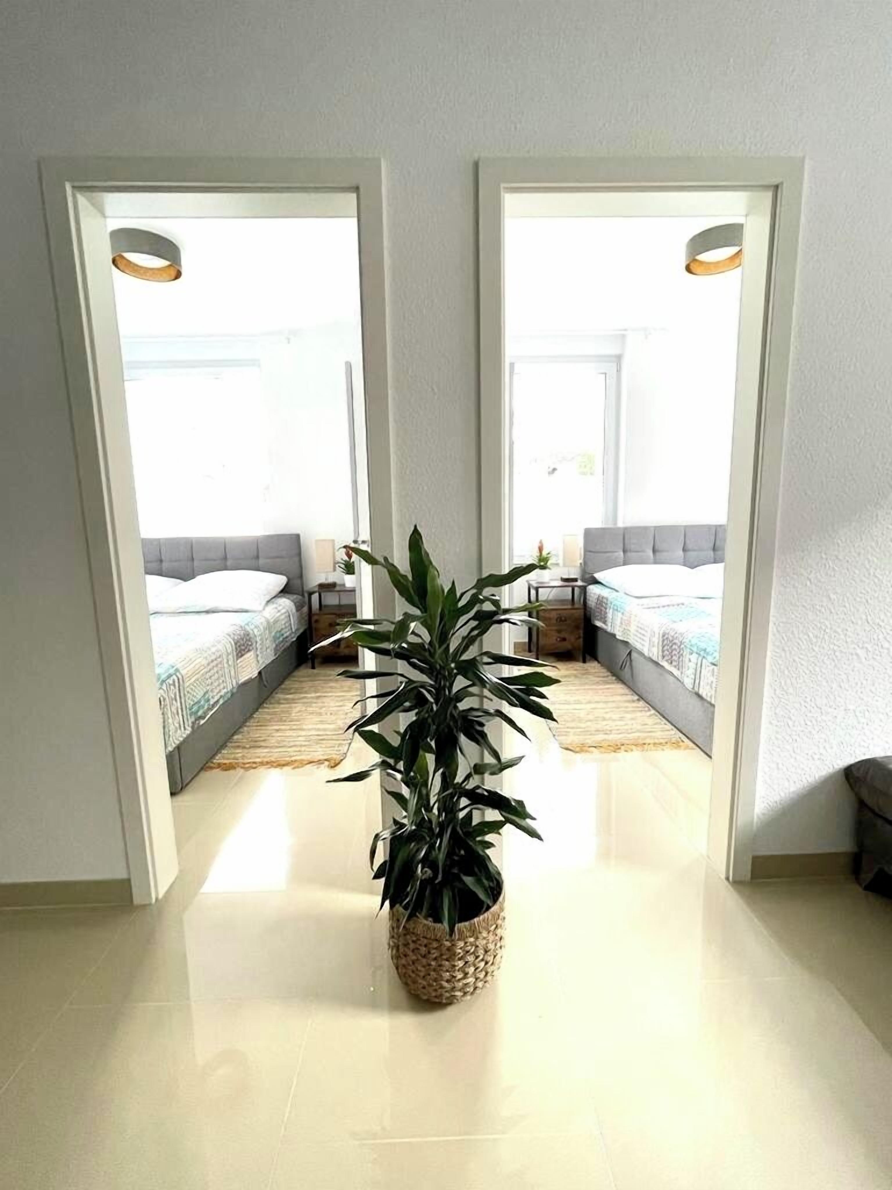 4 dormitorios, caja fuerte, escritorio y tabla de planchar con plancha