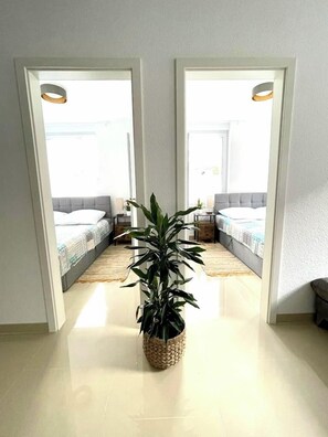 4 室のベッドルーム、セーフティボックス (室内)、デスク、アイロン / アイロン台