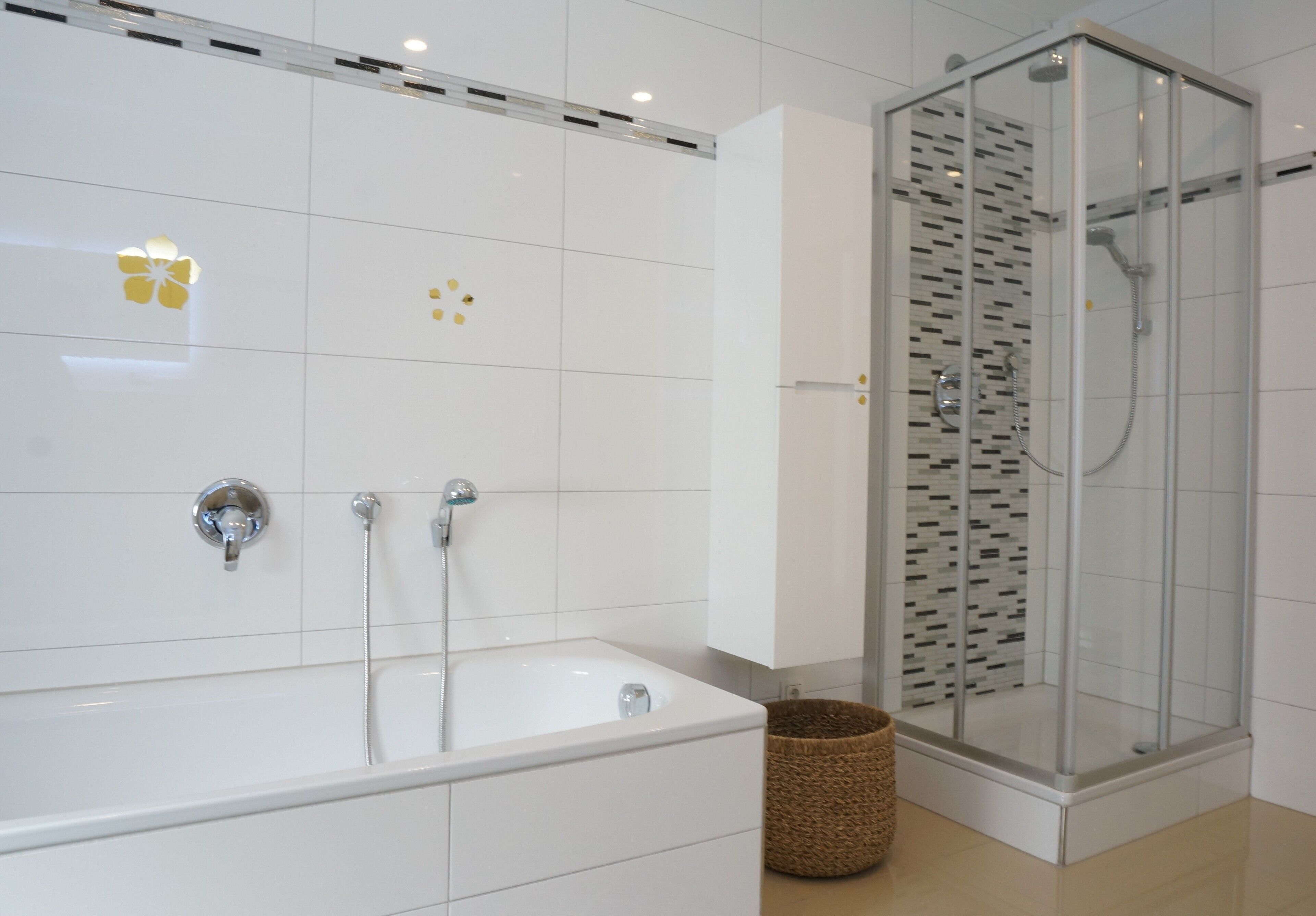 Badewanne, Haartrockner, Handtücher, Seife