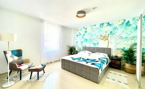 4 habitaciones, caja de seguridad en la habitación y escritorio 