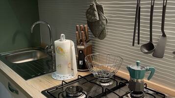 Kühlschrank, Ofen, Herdplatte, Wasserkocher mit Kaffee-/Teezubehör