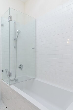 Hair dryer, towels, soap, shampoo - Arlo by TLV2RENT (Tel Aviv)