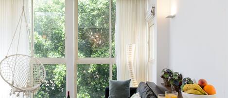 Großer Kühlschrank, Mikrowelle, Ofen, Herdplatte