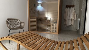 Una habitación con estructura de madera, un separador de vidrio, una silla tejida y una mesa.