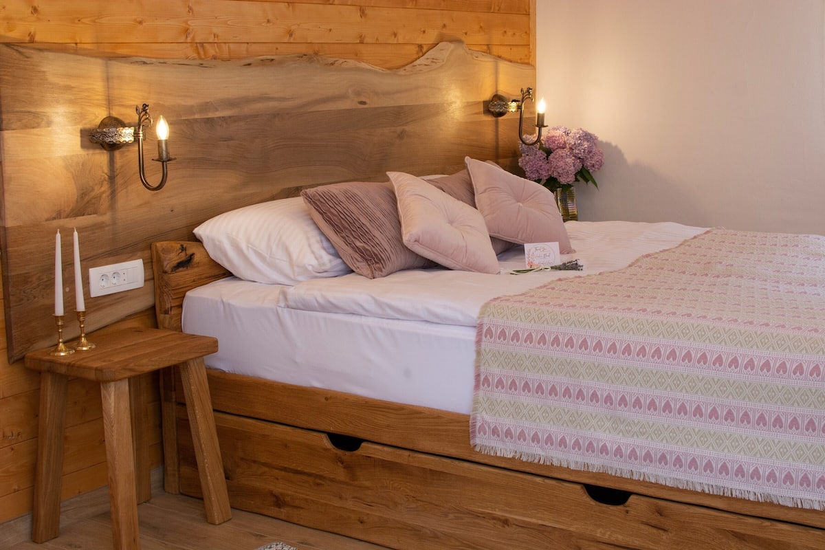 Luxe vierpersoonskamer | Luxe beddengoed, een kluis op de kamer, individueel gedecoreerd