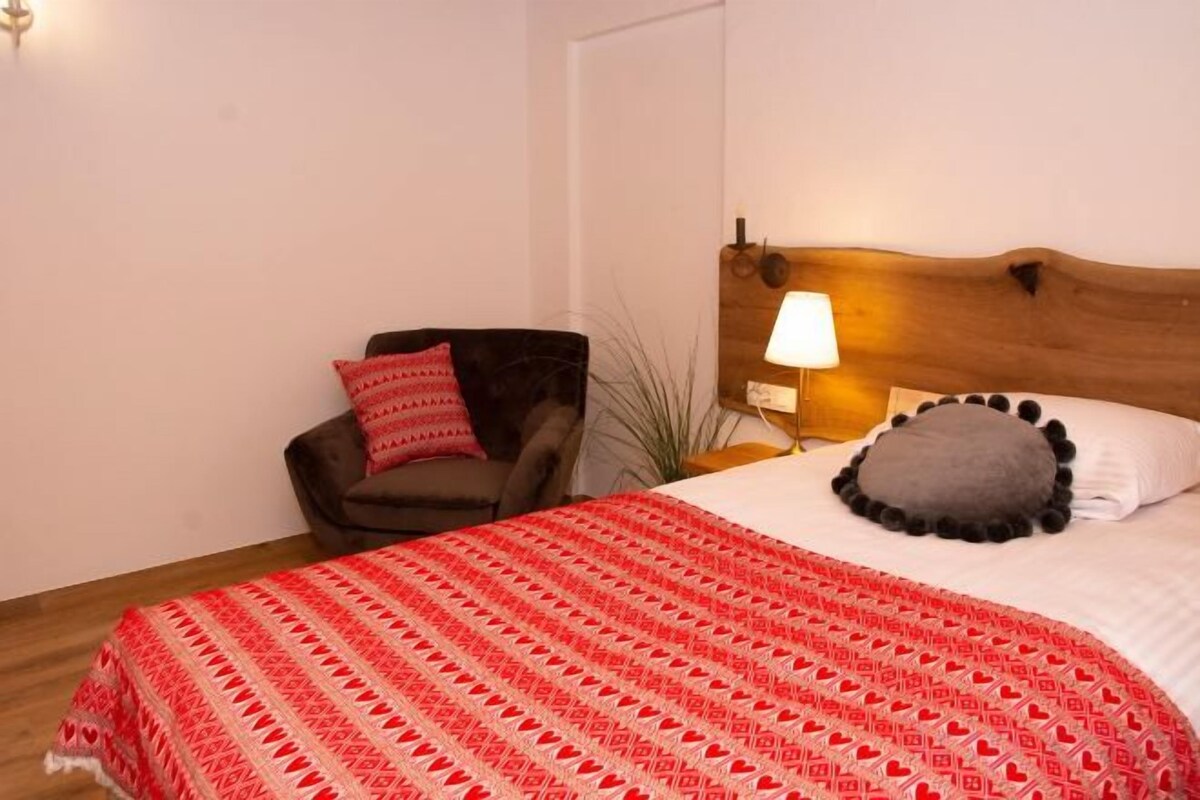 Hochwertige Bettwaren, Zimmersafe, Schreibtisch, schallisolierte Zimmer