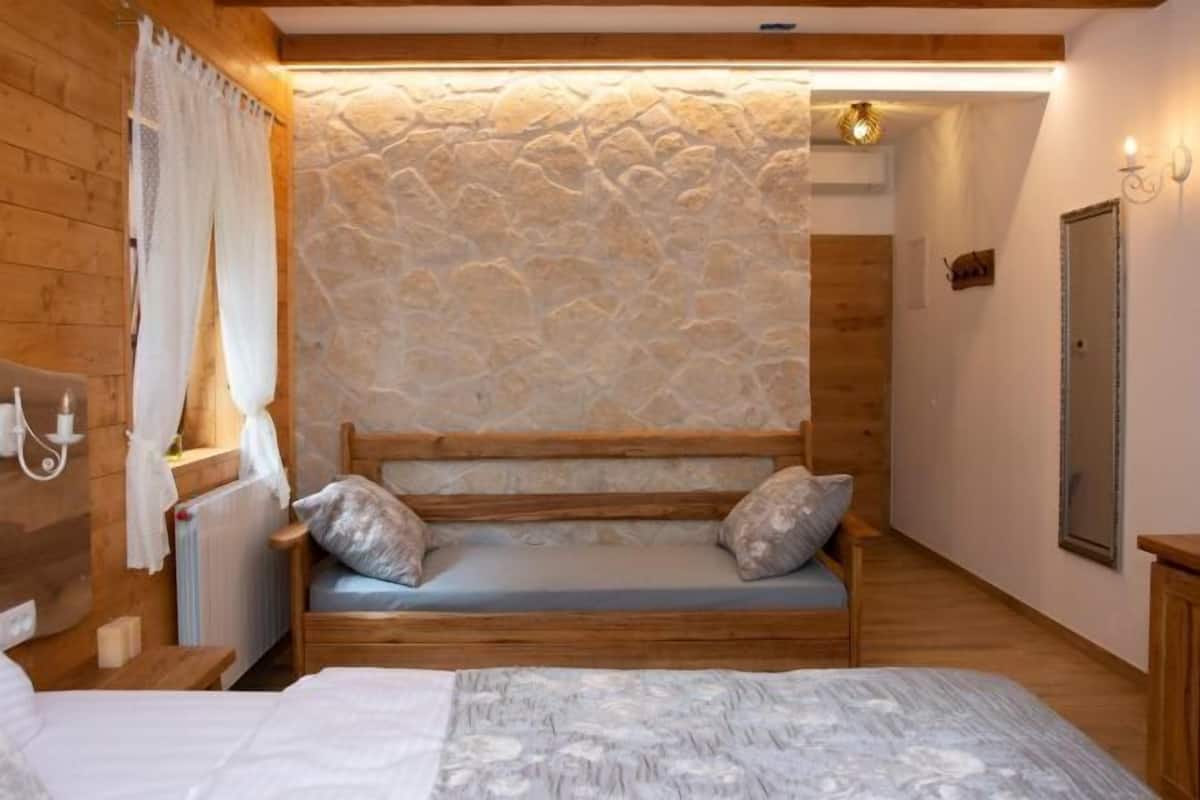 Hochwertige Bettwaren, Zimmersafe, Schreibtisch, schallisolierte Zimmer