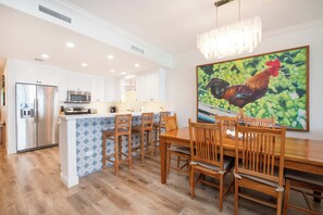 Réfrigérateur, four à micro-ondes, un four, surface de cuisson