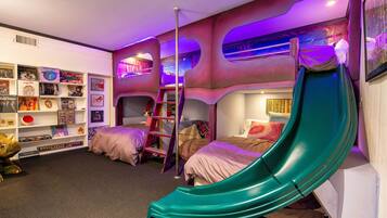 4 bedrooms, iron/ironing board, free WiFi, bed sheets