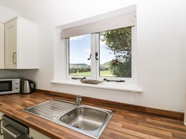 Refrigerador, lavavajillas, tetera/pava eléctrica, utensilios de cocina