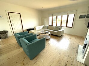 Flat-screen TV, books - Town Centre- walking distance to the main street (ROBE)