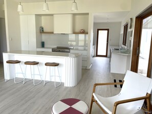 Fridge, microwave, oven, stovetop - Town Centre- walking distance to the main street (ROBE)