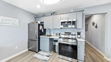 Signature Condo, 1 Bedroom, Balcony, Ocean View | Private kitchen | Fridge, microwave, oven, stovetop