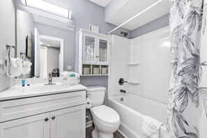 Signature Condo, 1 Bedroom, Balcony, Ocean View | Bathroom | Free toiletries, towels, soap, shampoo