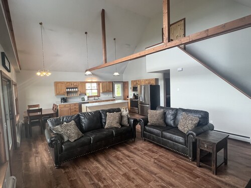 Back Lake Views! Sleeps 12, Flat Rate, Direct ATV & Private Snowmobile Access!