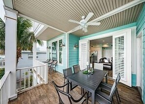 Outdoor dining - Treasure Trove Mermaids Cove in Treasure Island (Treasure Island)