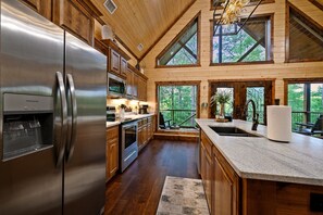 Ovn, kokeplater, oppvaskmaskin og brødrister