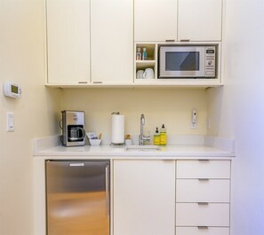 Réfrigérateur, micro-ondes, cafetière/bouilloire, grille-pain