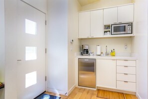 Réfrigérateur, micro-ondes, cafetière/bouilloire, grille-pain