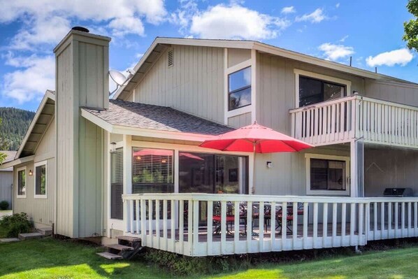A two-story house with a covered patio and a balcony. - Views to the golf course (Sleeps 10!) - 10 Aspen C (Blairsden)