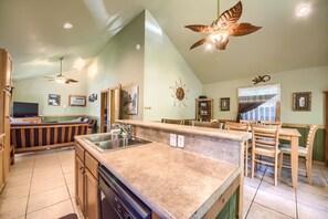 House, 1 Bedroom | Private kitchen