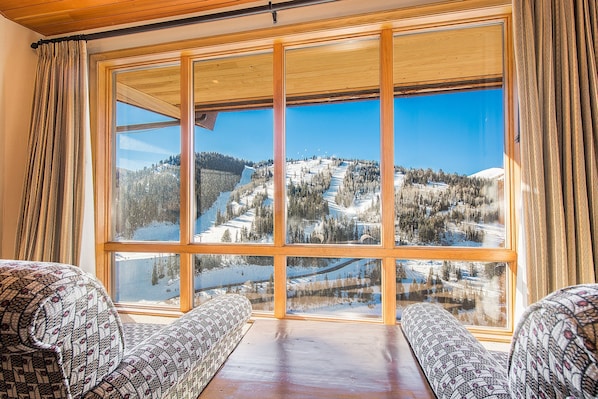 Suite, 1 habitación | Área de sala de estar | Chimenea