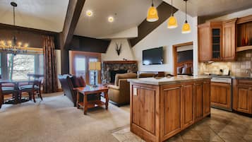 Suite, 2 Bedrooms | Private kitchen | Coffee/tea maker