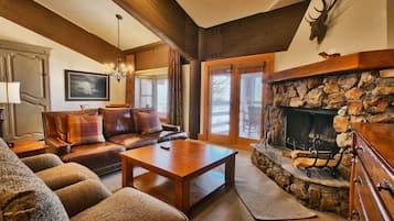 Suite, 2 Bedrooms | Living room